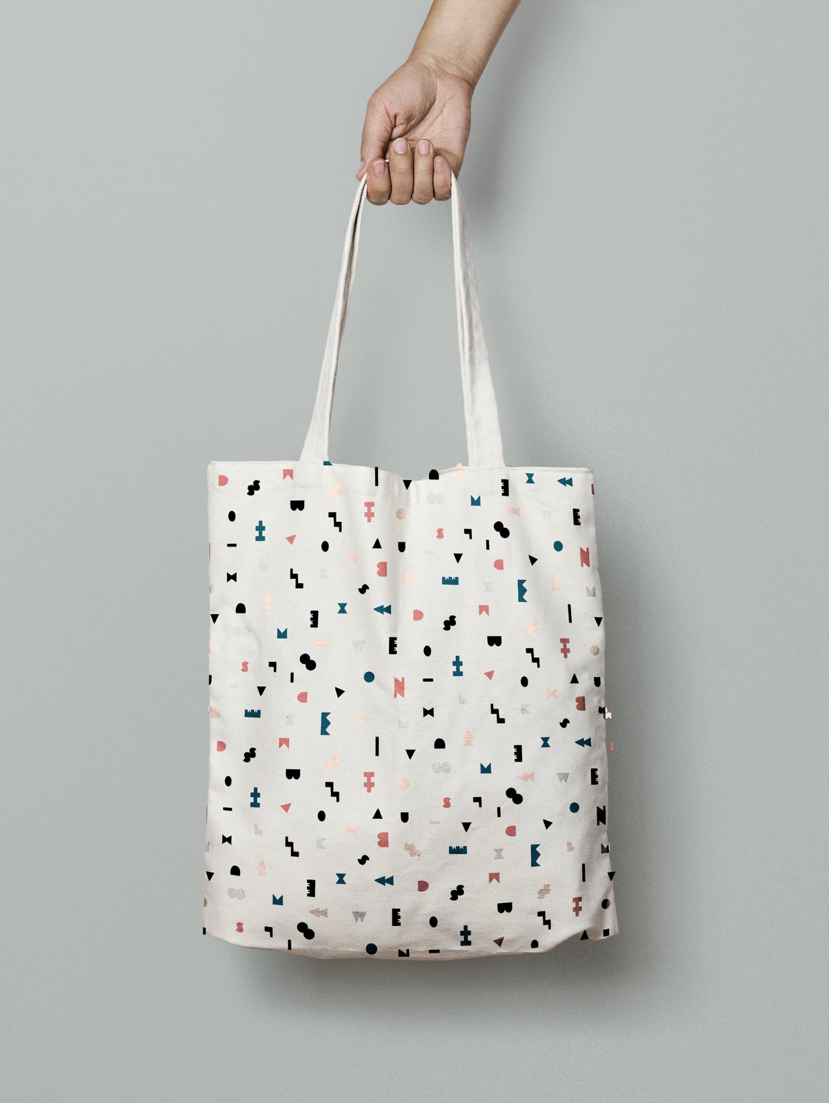 Canvas tote bag with the letter confetti pattern